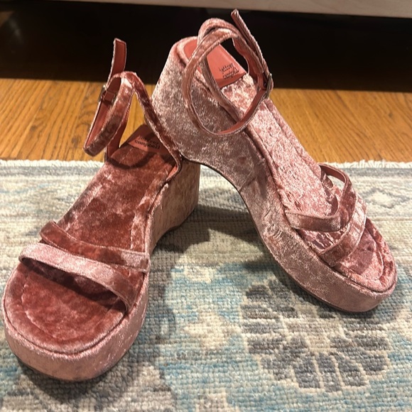 JEFFREY CAMBELL SIZE 10 VELVET PLATFORM SANDAL. SIZE 9.5 - Picture 3 of 5